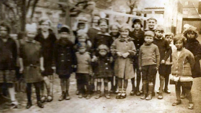 Børn fra FG 1926, min far står foran som nr. 5 fra venstre