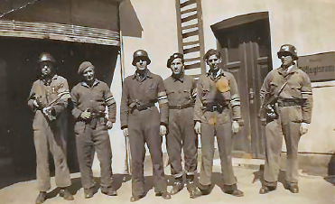 Min far med frihedsbind under krigen, nr. 2 fra højre